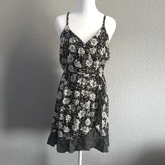 Lily Rose Black and White Floral Dress - Picture 2 of 6